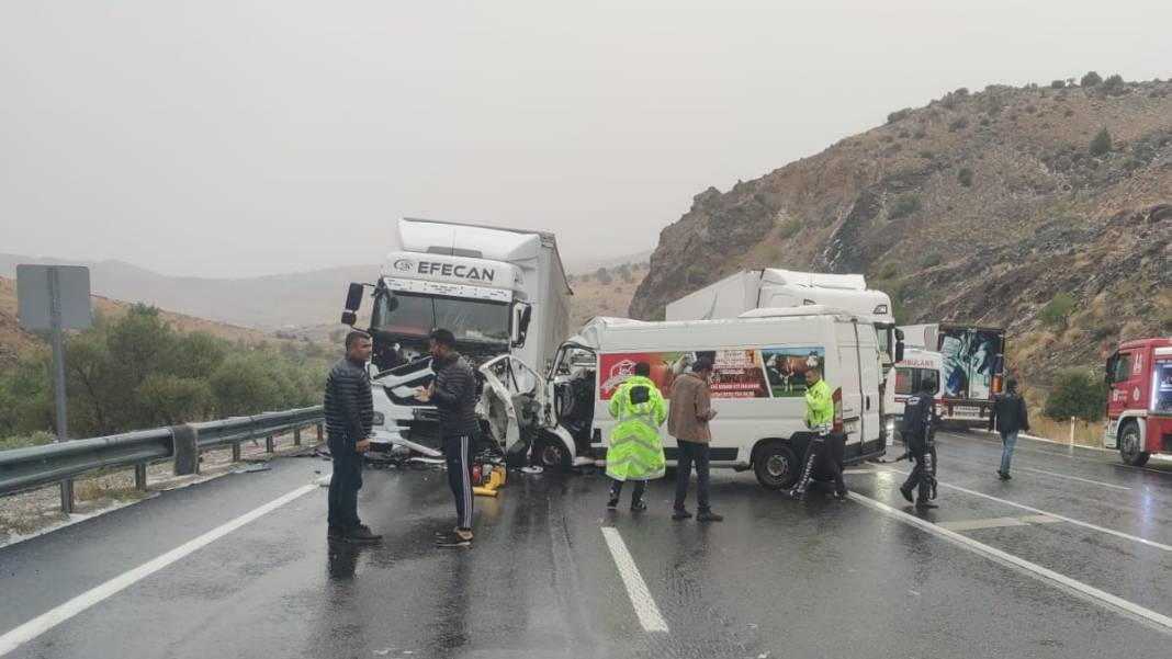 Minibüsle tır birbirine girdi: 1 ölü, 1'i çocuk 2 ağır yaralı 2